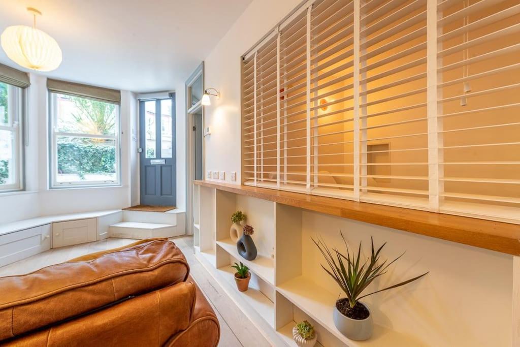 Lovely Self-Contained Basement Studio With Kitchen London Exterior foto