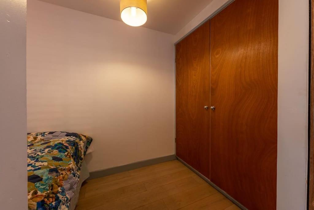 Lovely Self-Contained Basement Studio With Kitchen London Exterior foto