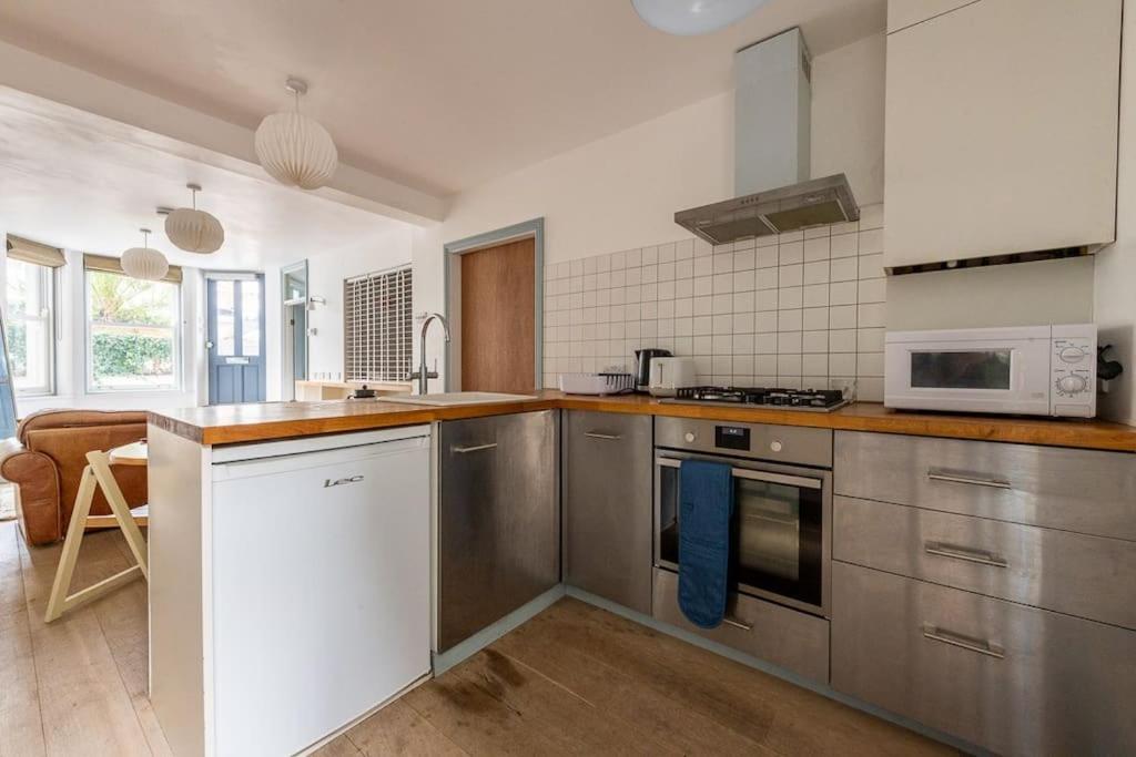 Lovely Self-Contained Basement Studio With Kitchen London Exterior foto