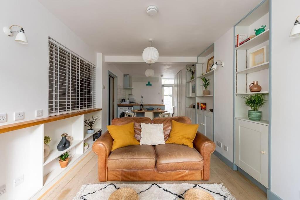 Lovely Self-Contained Basement Studio With Kitchen London Exterior foto