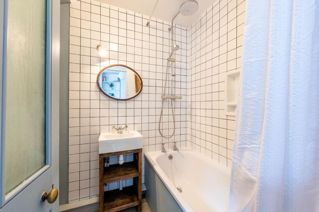 Lovely Self-Contained Basement Studio With Kitchen London Exterior foto