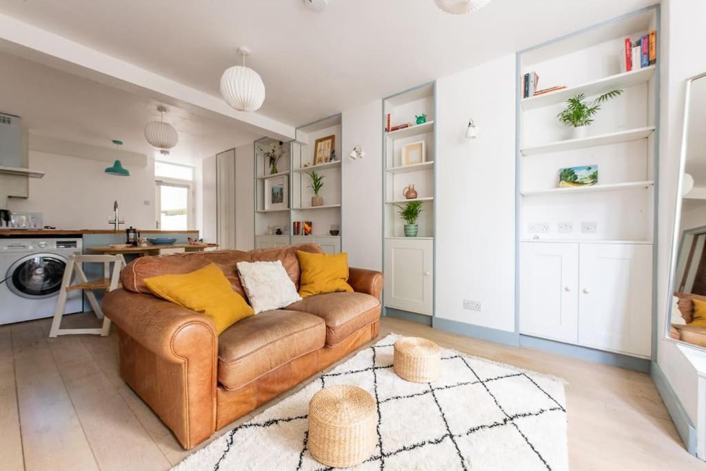 Lovely Self-Contained Basement Studio With Kitchen London Exterior foto